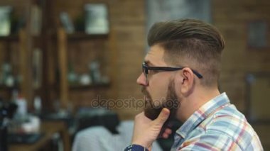 Gözlüklü bir kuaför dükkanı gülümseyen mutlu adam