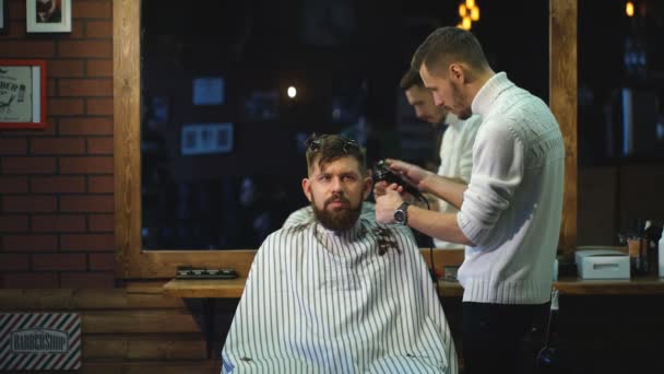 Zbliżenie: sprawdzanie symetrii ostrzyc swojego klienta barbershop Fryzjer — Wideo stockowe