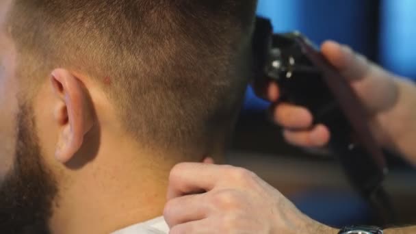 Zbliżenie: sprawdzanie symetrii ostrzyc swojego klienta barbershop Fryzjer — Wideo stockowe