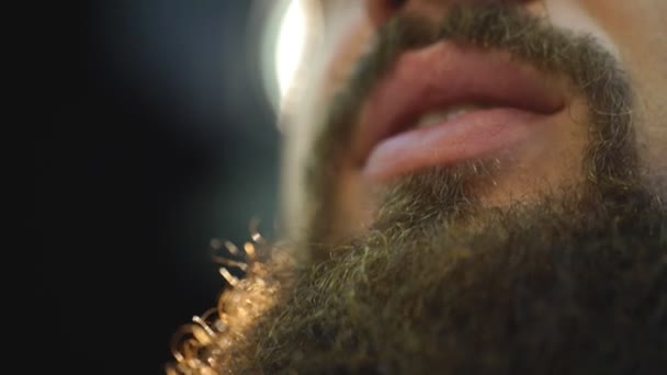 Jovem sorrindo recebendo uma barba antiquada na barbearia — Vídeo de Stock