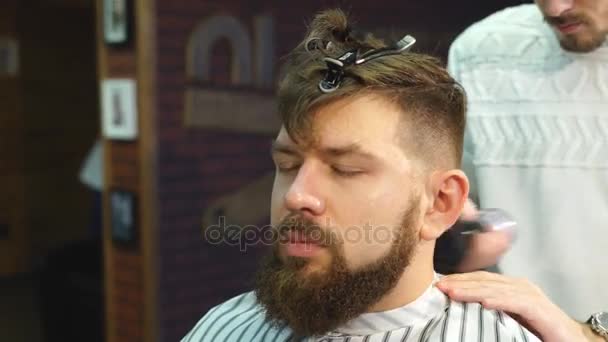 Mens κομμωτικής, haircutting, σε ένα κατάστημα ή κομμωτήριο κουρείο. — Αρχείο Βίντεο