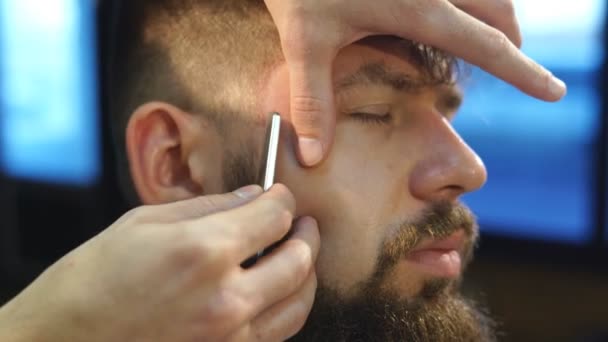 Mens hairstyling, haircutting, in a barber shop or hair salon. — Stock Video