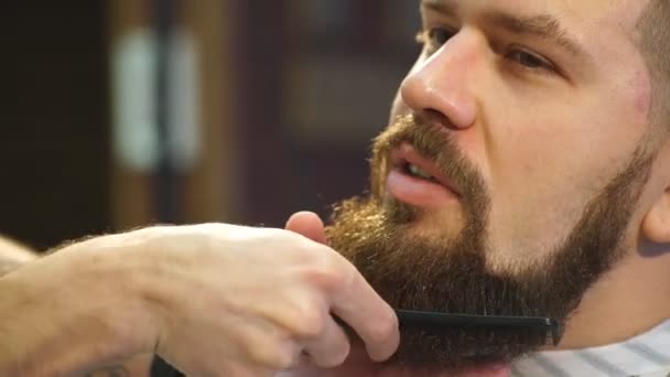 理髪店でスタイリッシュなひげの手入れ — ストック動画