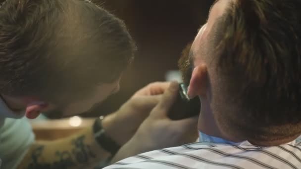Jovem recebendo um barbear antiquado na barbearia — Vídeo de Stock