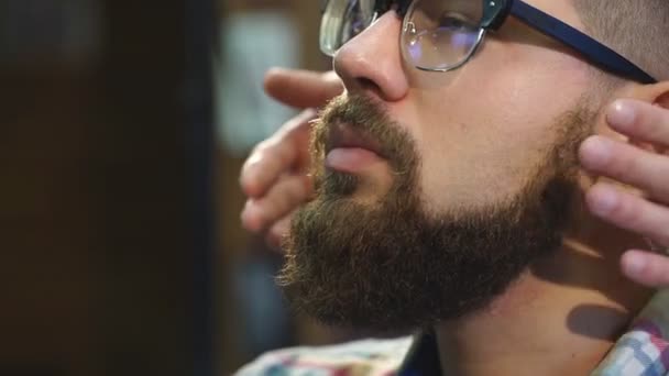 Tratamiento de barba y bigote en peluquería — Vídeos de Stock