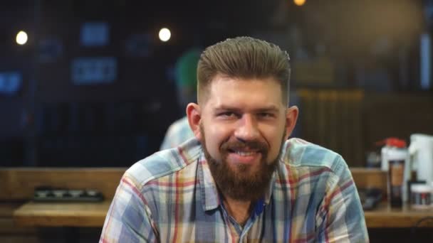 Счастливый человек, улыбающийся в парикмахерской — стоковое видео