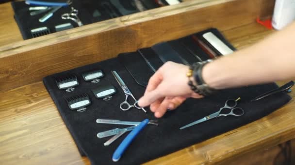 Outils vintage de salon de coiffure sur fond bois clair — Video