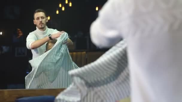 C'est beau. Vue latérale d'un beau jeune homme barbu regardant son reflet dans le miroir — Video