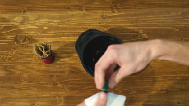 Чоловіча перукарська стільниця з інструментами для гоління зверху — стокове відео