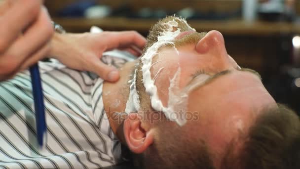 Cliente durante el afeitado de barba en la peluquería — Vídeos de Stock