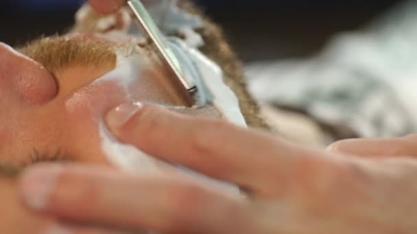 Client pendant le rasage de barbe dans le salon de coiffure — Video