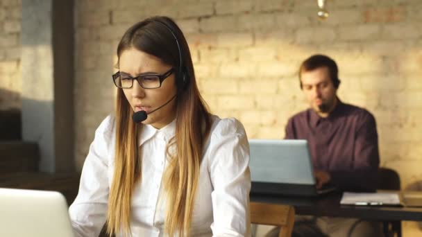 Молодые офисные работники используют компьютеры в офисе — стоковое видео