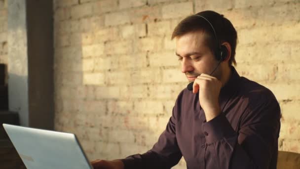 Agente de call center falando com o cliente — Vídeo de Stock