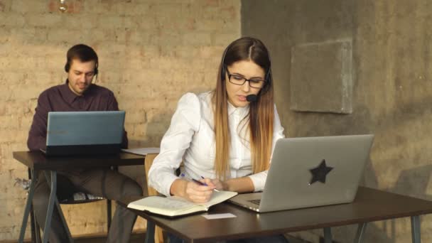Jóvenes trabajadores de oficina que usan computadoras en una oficina — Vídeo de stock