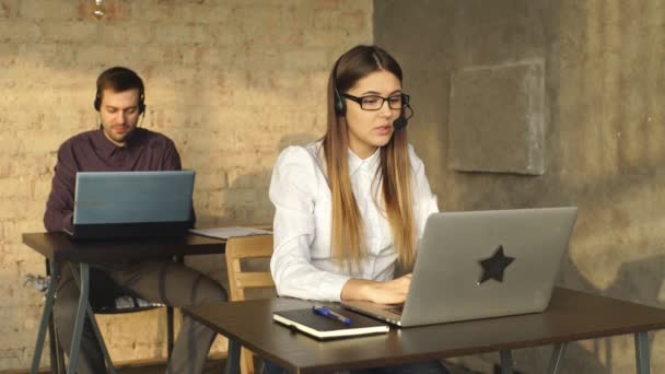 Bediener mit einem Computer in einem Call Center — Stockvideo