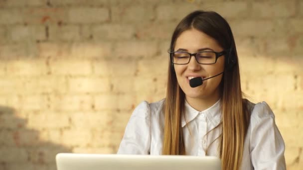 Cantik tersenyum brunette bekerja di call center — Stok Video