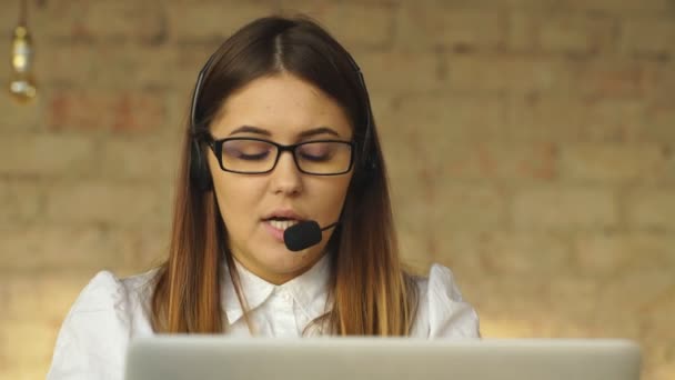 Piękna Brunetka uśmiechający się praca w call center — Wideo stockowe