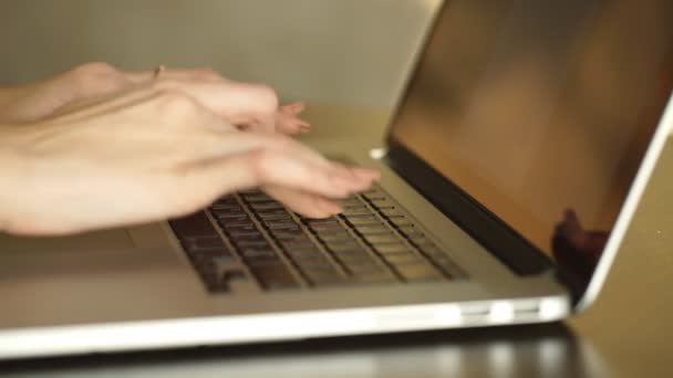 Primer plano de una mujer con las manos ocupadas escribiendo en un portátil — Vídeo de stock