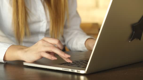 Nahaufnahme einer Frau, die damit beschäftigt ist, auf einem Laptop zu tippen — Stockvideo