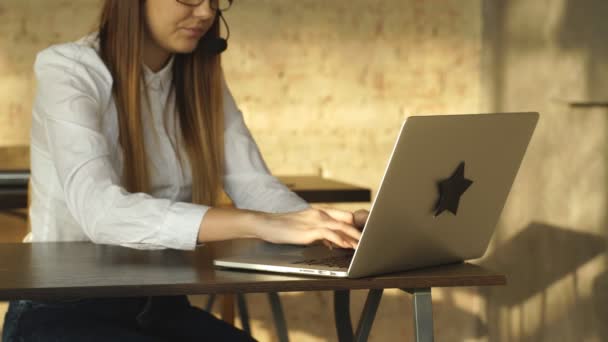 Mujer trabajando en casa mano de oficina en el teclado de cerca — Vídeos de Stock