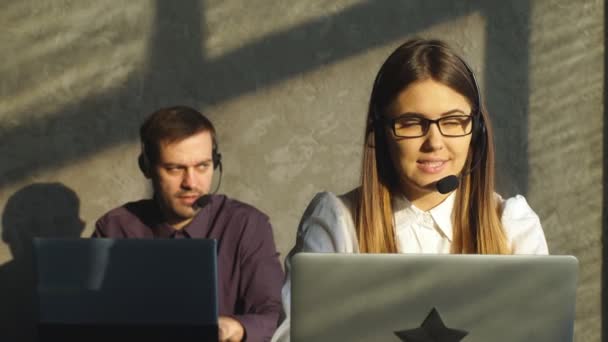 Bediener mit einem Computer in einem Call Center — Stockvideo