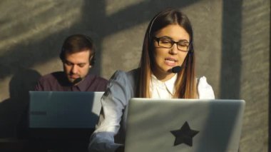 Genç çağrı merkezi ajanları iş yan görünüm