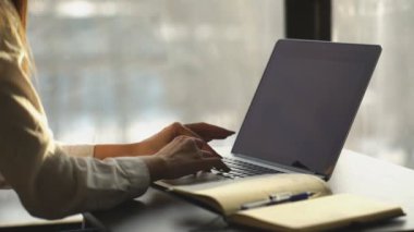 Ofiste onun çalışma evinde otururken klavyede yazarak meşgul el Close-Up