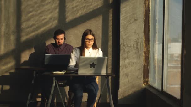 Due operatori di assistenza clienti che lavorano in un call center — Video Stock