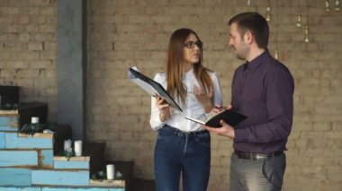 Ofiste bir iş fikri tartışmaya iki arkadaşları