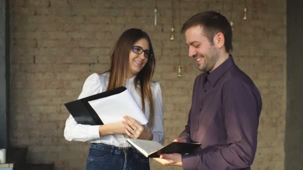 Zakenvrouw en ondernemer permanent in kantoor en bespreken van het businessplan — Stockvideo