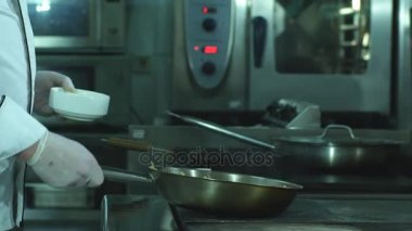 Bir tavada sebze saygısız bir şef