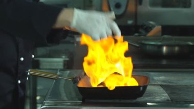 Izgarada alevli biftek.