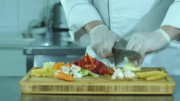 Шеф-повар режет свежие и вкусные овощи для приготовления пищи — стоковое видео