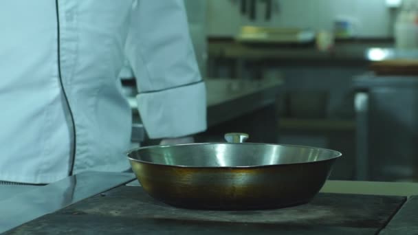 Шеф-повар бросает овощи в сковородку. — стоковое видео