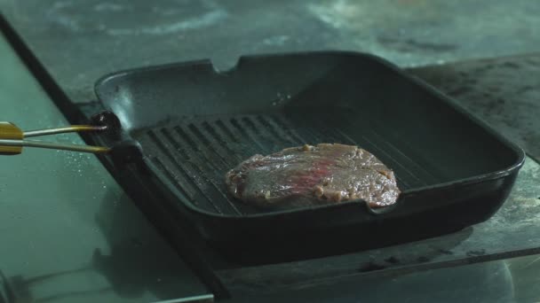 シェフがスローモーションでステーキを塩します。 — ストック動画