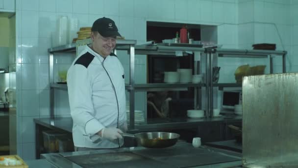 요리사는 프라이팬에 야채를 내리고 — 비디오
