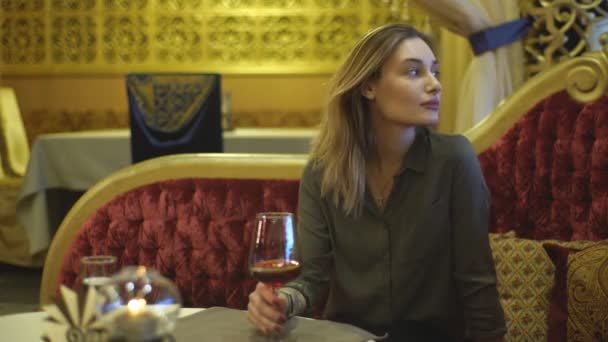 Belle jeune femme dégustation de vin dans un restaurant et souriant — Video