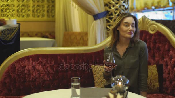 La hermosa mujer trajo el plato en el restaurante — Vídeos de Stock