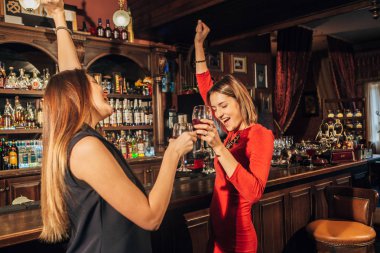 Dans pistinde dans iki güzel kadın