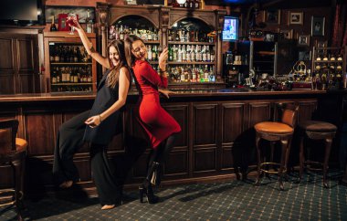 eğlenceli barda iki güzel kadın