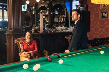 ciddi yakışıklı havuz çalmaya