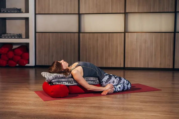 Yoga yapan kadın