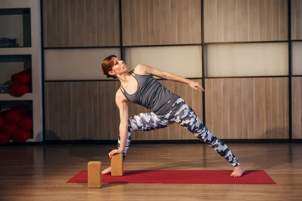 Mujer joven practicando yoga avanzado — Foto de Stock