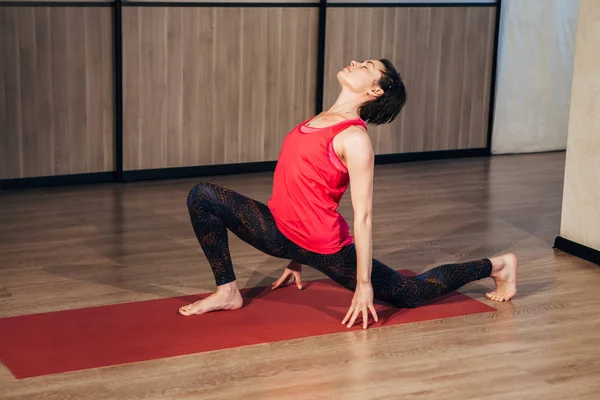 Vrouw in een traditionele yoga pose — Stockfoto