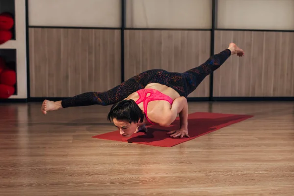 Ejercicio de yoga hermosa mujer joven en el gimnasio — Foto de Stock