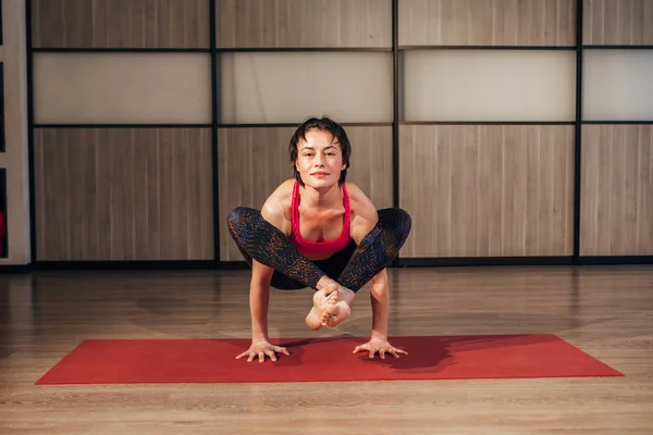 Practicar yoga femenino en un entorno de estudio — Foto de Stock