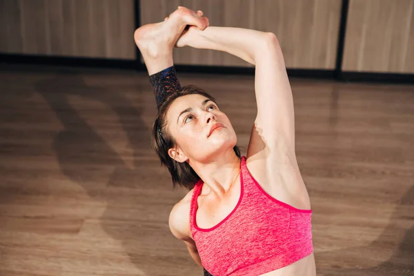 Portret van sport vrouw doen yoga stretching oefening — Stockfoto