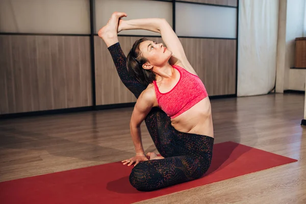 Retrato de mujer deportiva haciendo ejercicio de estiramiento de yoga — Foto de Stock