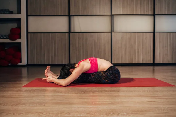 Retrato de mujer deportiva haciendo ejercicio de estiramiento de yoga — Foto de Stock