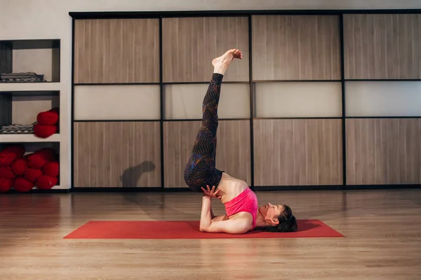 Jonge mooie yoga vrouw poseren op een studio — Stockfoto